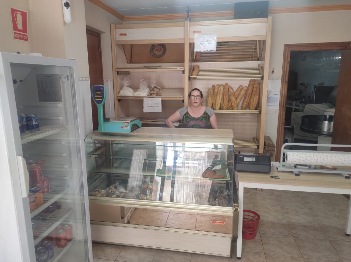 Mar Roura toma el relevo en la panadería Eva de Calaceite y mantiene las recetas