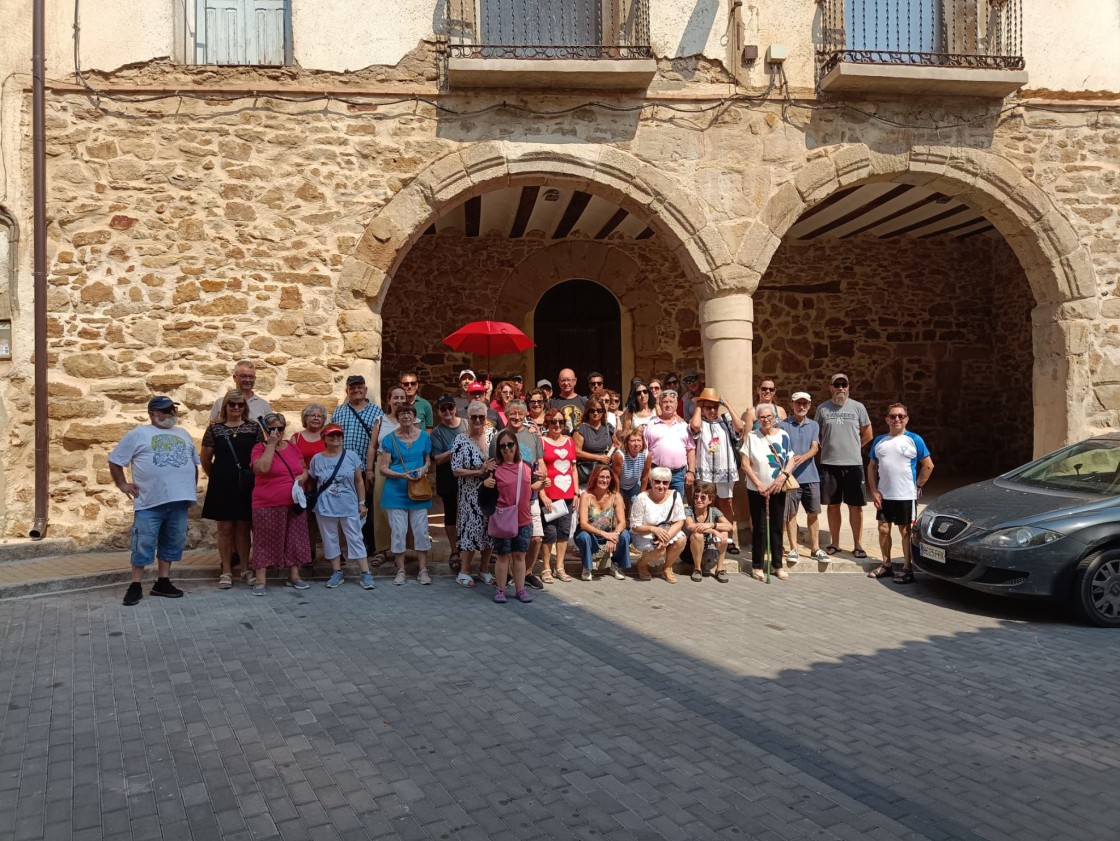 Cerca de 50 vecinos de Escucha recorren el municipio en una visita guiada por sus bienes culturales
