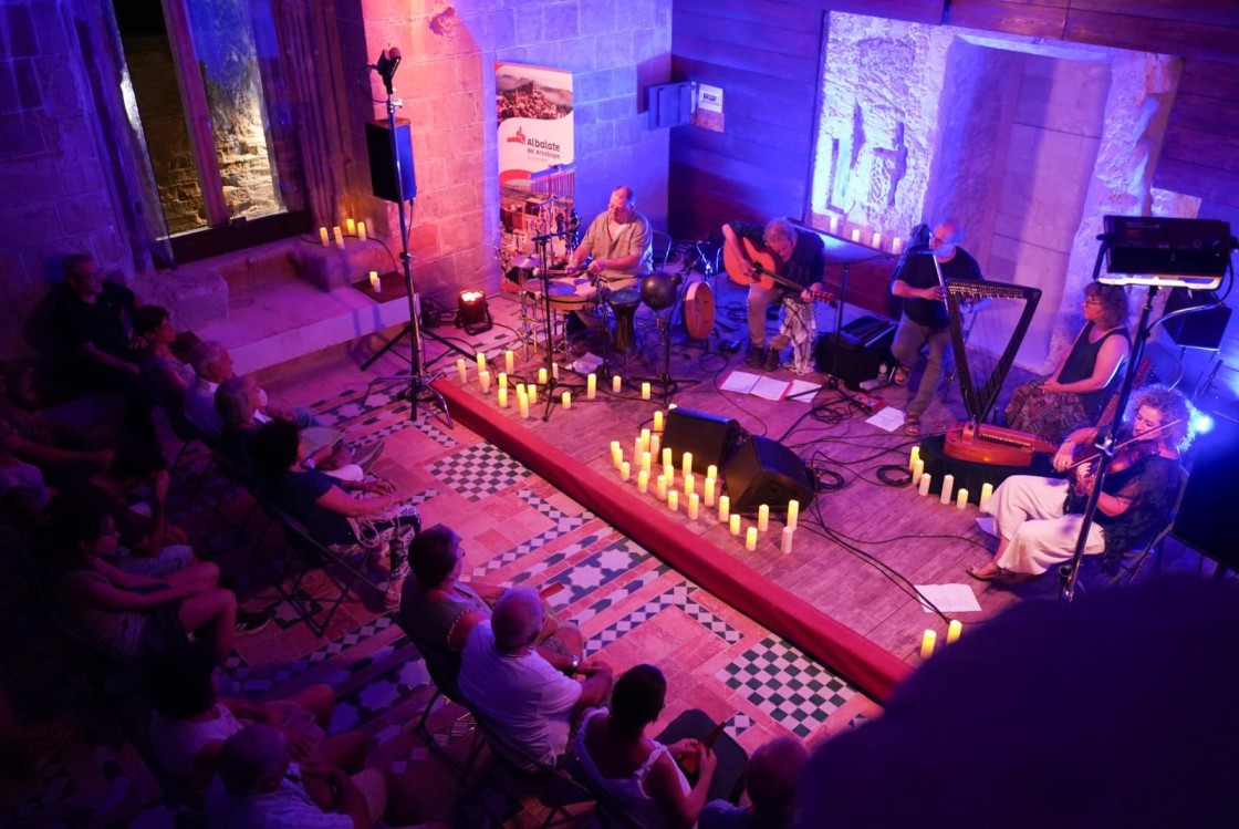 Albalate roza el lleno en el Festival de los Castillos con música, humor y teatro