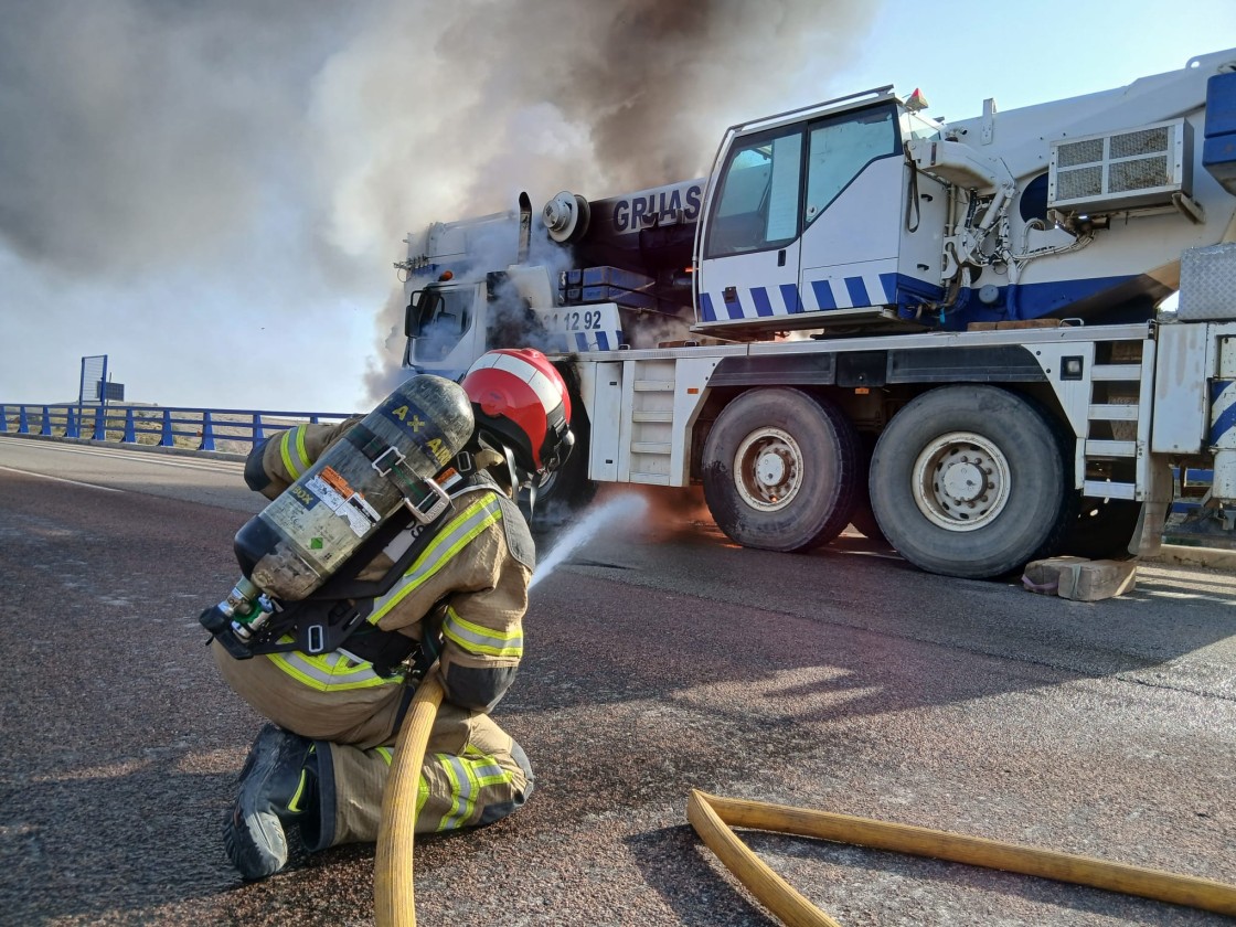 El incendio en un camión grúa provoca afecciones en la A-23 a la altura de Calamocha