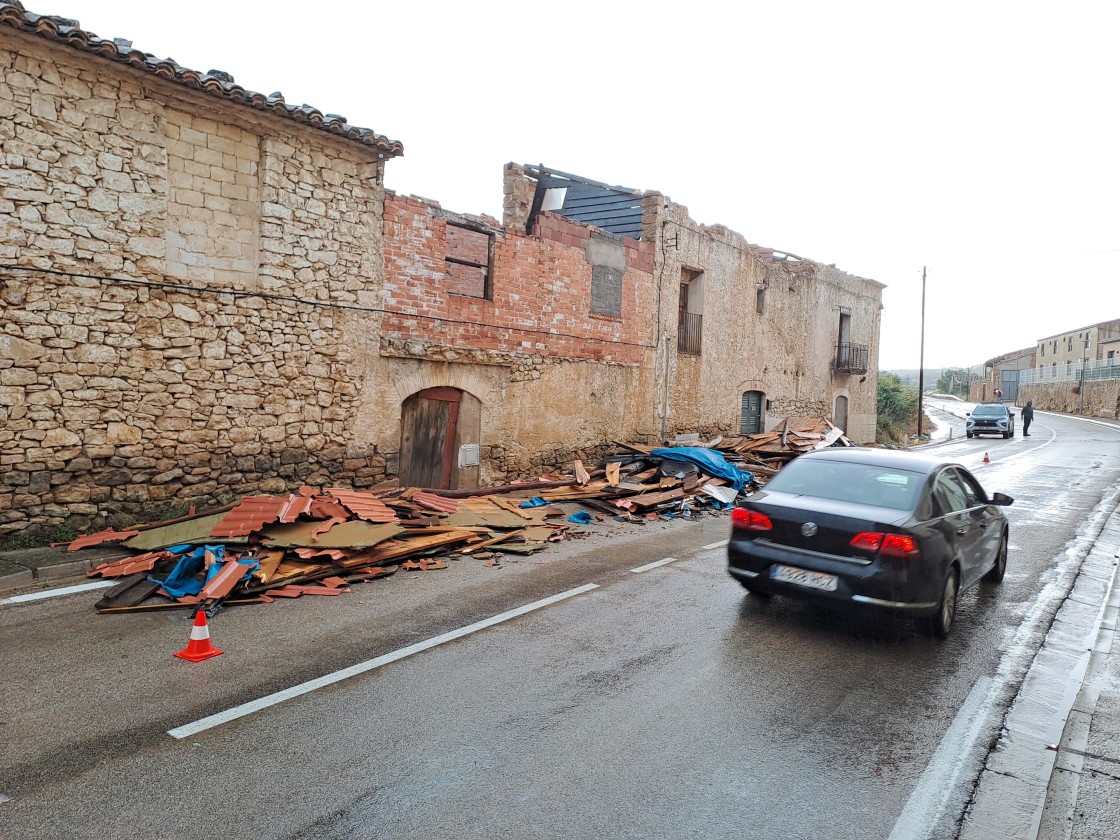 Una tormenta de viento, lluvia y piedra afecta tejados y árboles en Matarraña y Bajo Aragón