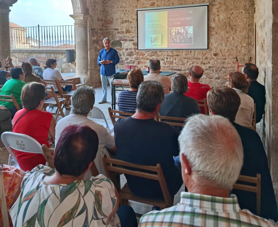El Trinquete de Cuevas de Almudén acogió la presentación de ‘Aquellos chicos rurales de la Yenka’