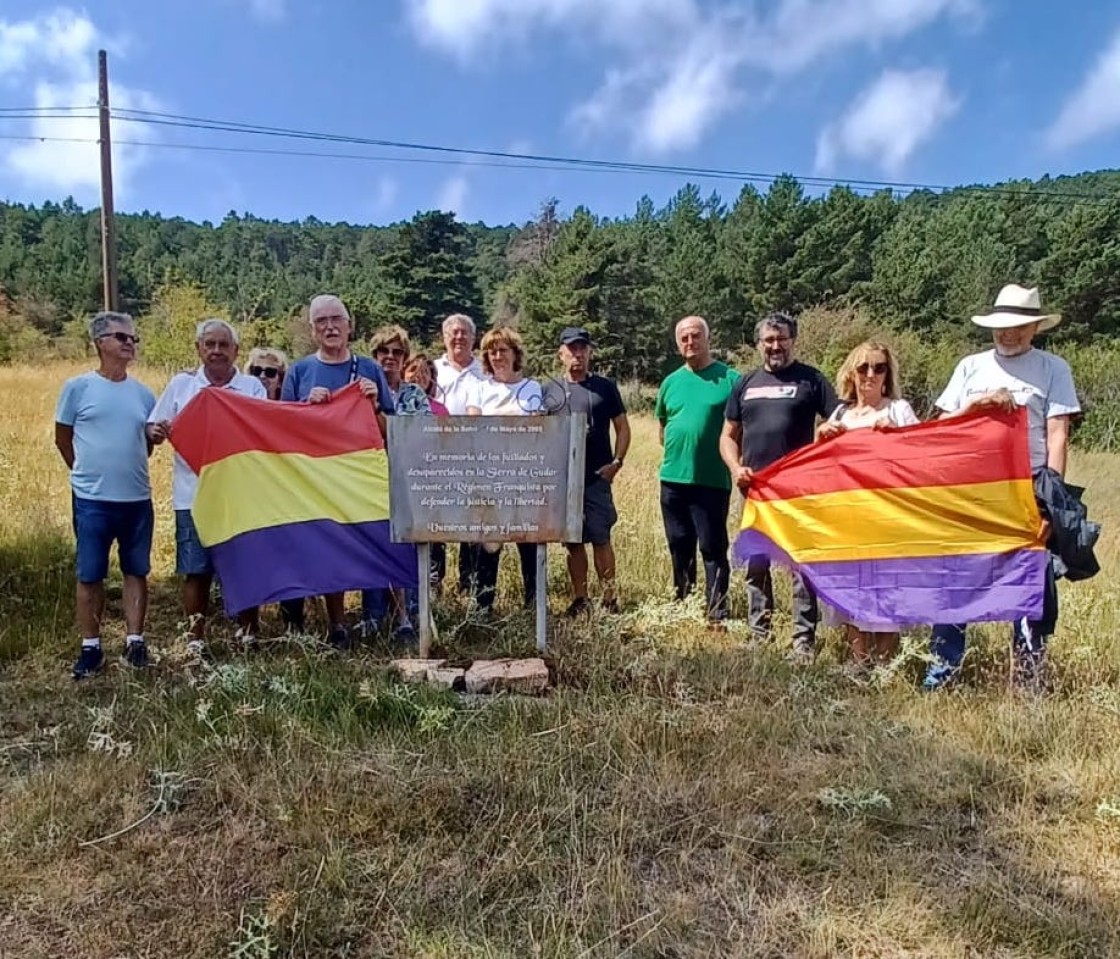 Homenaje a víctimas del franquismo en dos fosas comunes en el monte en Gúdar-Javalambre