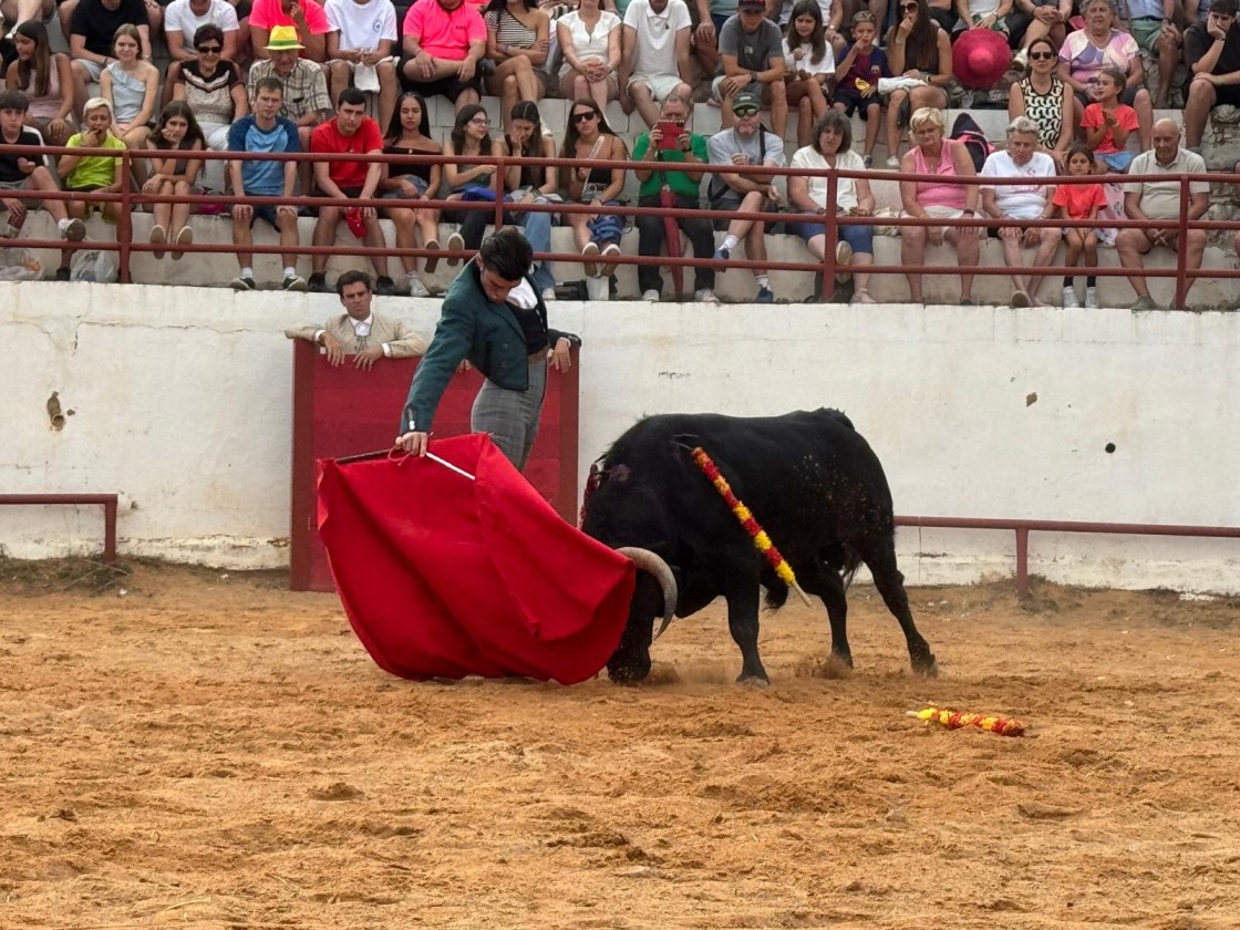 Rubén Pinar borda el toreo al natural con un novillo de Alicia Chico en Bronchales