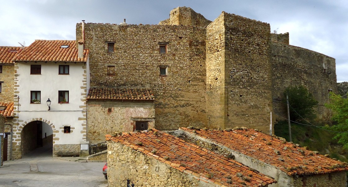 Linares de Mora: un rico patrimonio con  castillos, murallas y masías fortificadas