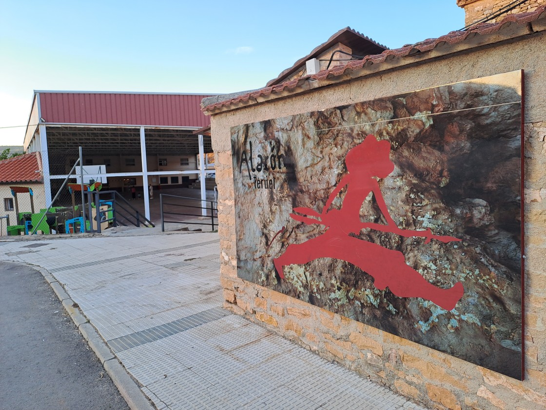 Alacón ya disfruta de los diez murales que ayudan a interpretar sus valiosas pinturas rupestres