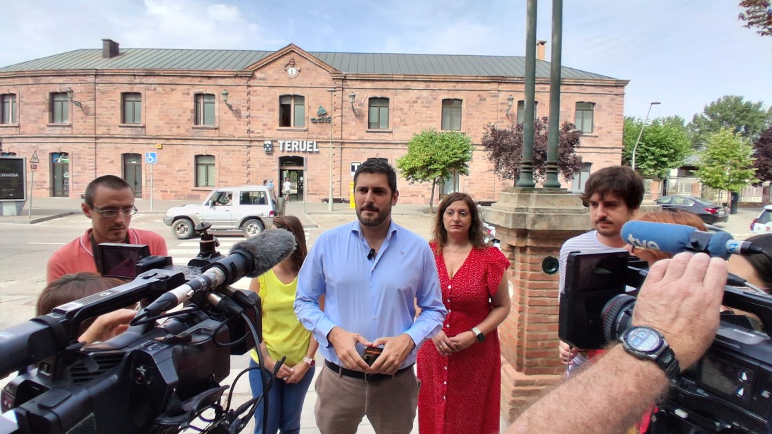 Vox pide replantear los postes que impiden desdoblar la línea de tren