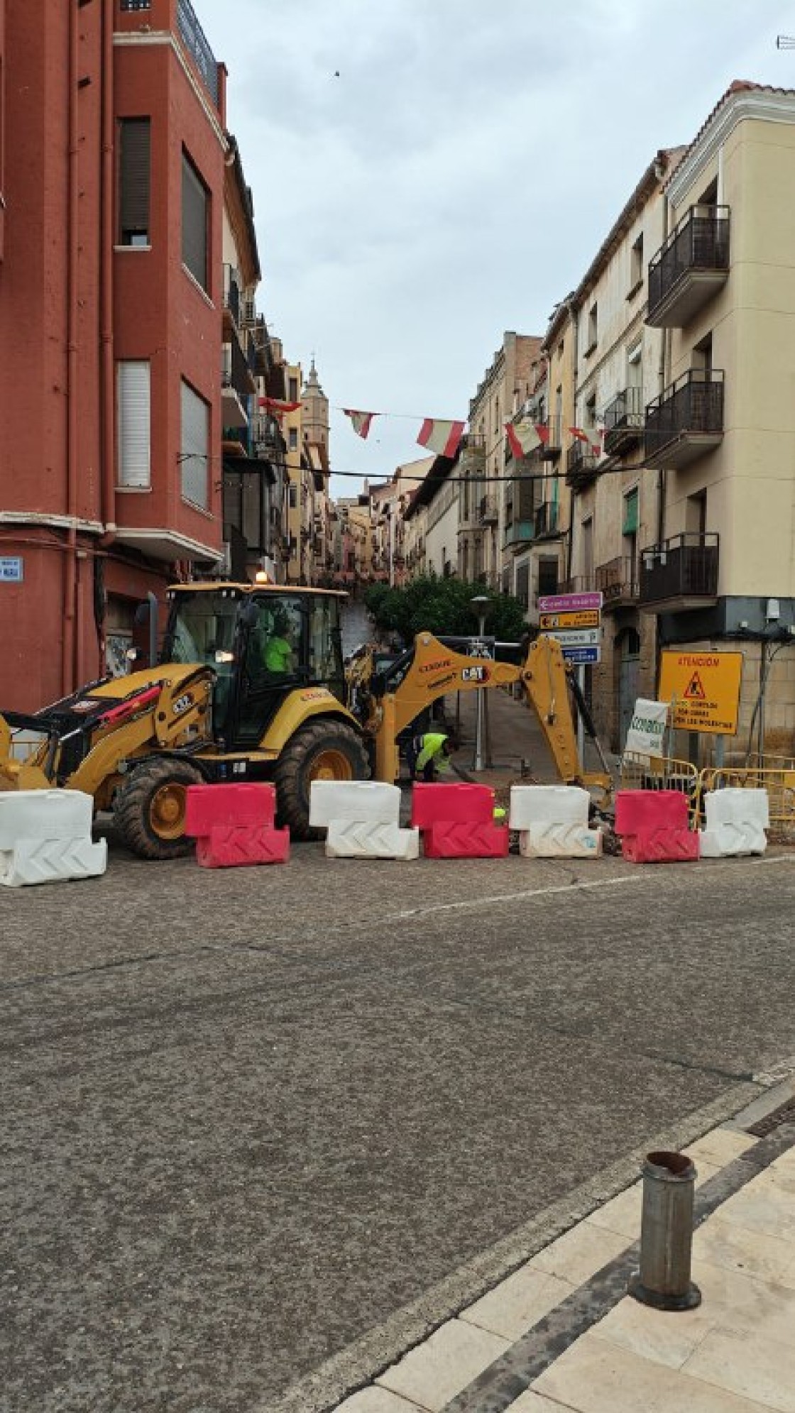 La calle Mayor cierra al tráfico para mejorar el drenaje en los Torreones de Alcañiz