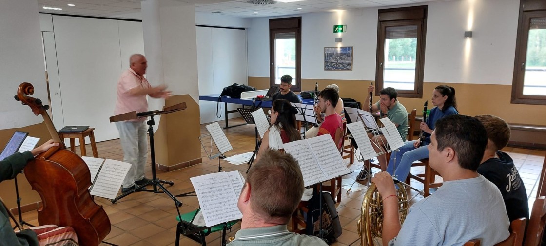 Dieciséis músicos disfrutan de una semana formativa en Alcalá de la Selva