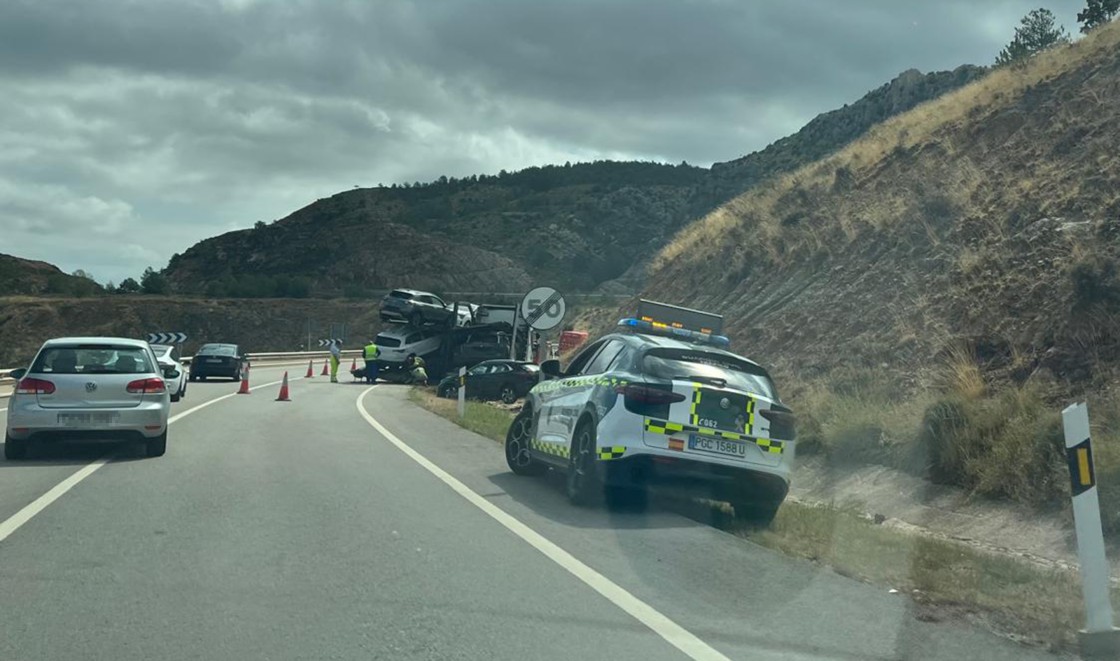 Un camión cargado  de vehículos se sale de  la carretera en Gargallo