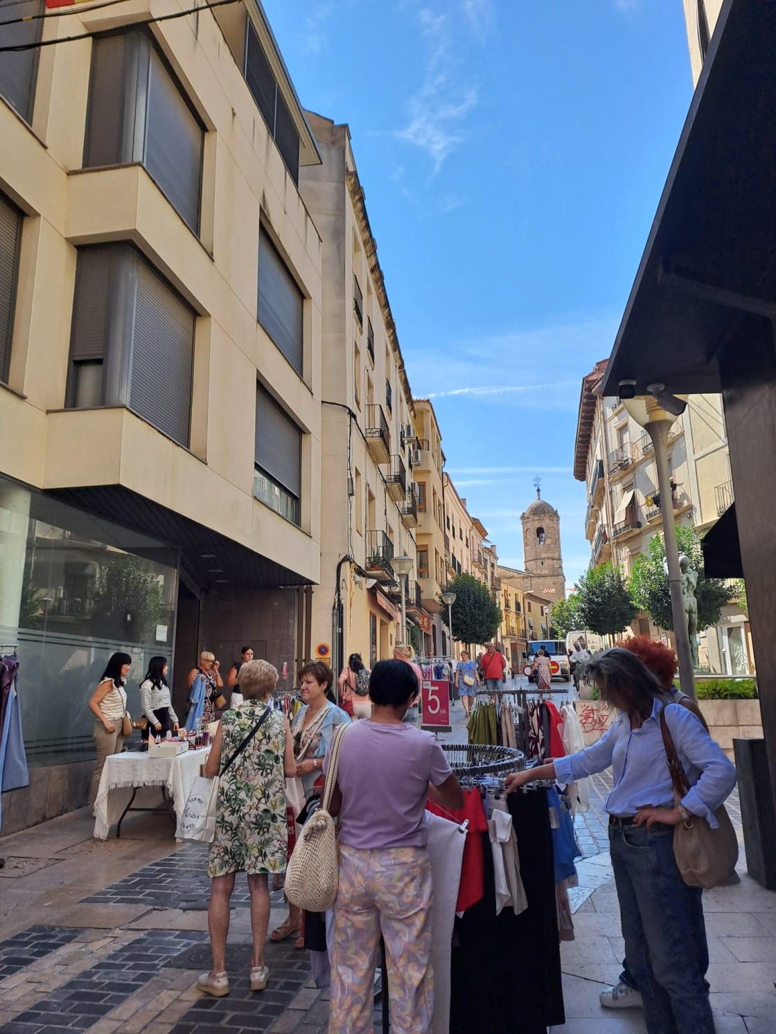 Los comercios de Alcañiz sacan a la calle los saldos de las rebajas de verano