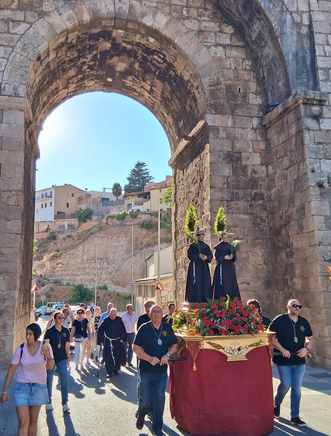 Teruel cumple con la tradición y los Santos Mártires recorre las calles de su ciudad
