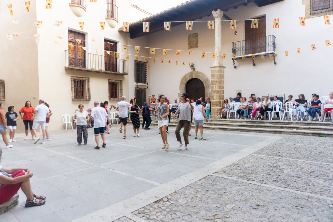 El bureo popular llena La Iglesuela del Cid de música y danza