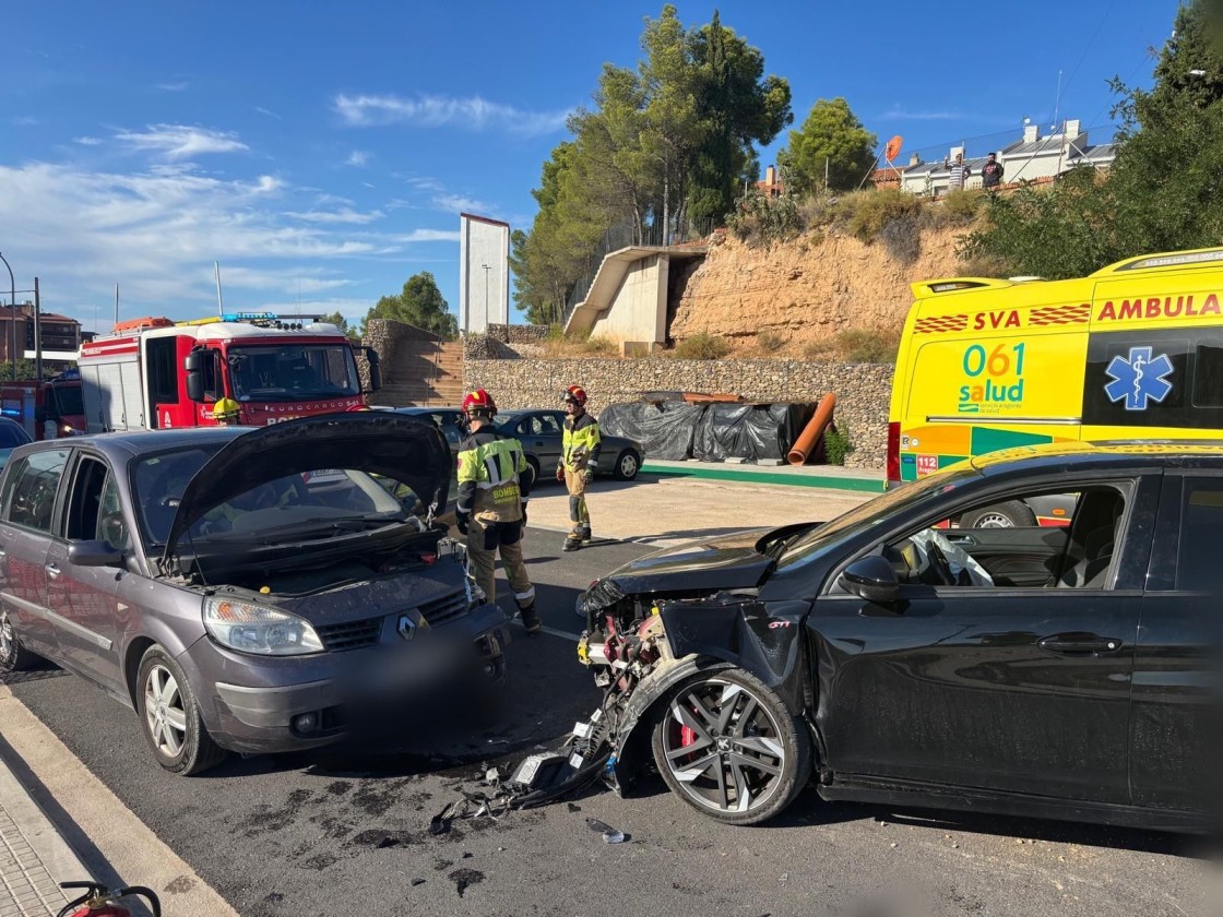 Los Bomberos de la DPT rescatan al conductor de un vehículo tras un accidente en Alcañiz que deja tres heridos leves