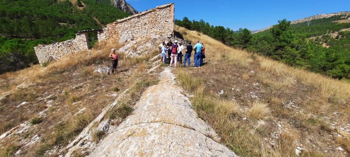 Una clase junto al anticlinal de la Fuente del Regallo de Montalbán pone fin al Congreso de Geología