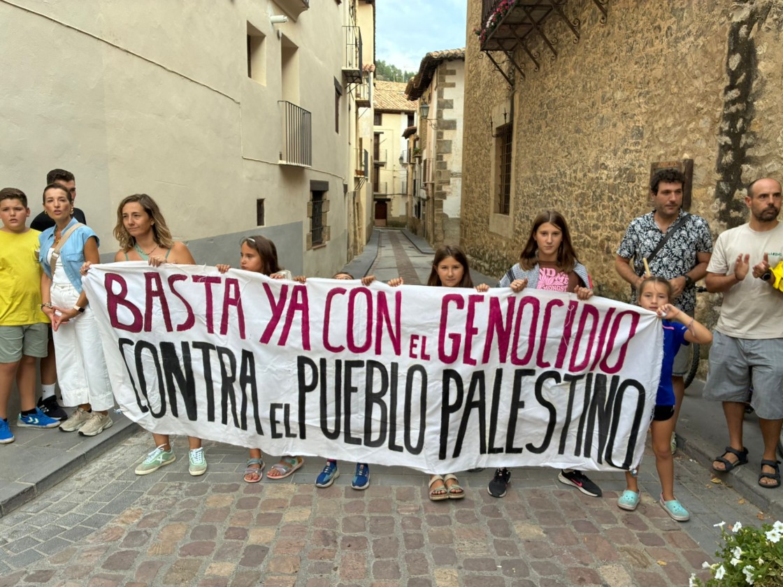En torno a 150 personas protestan contra el genocidio de Gaza a las puertas del consistorio de Rubielos de Mora