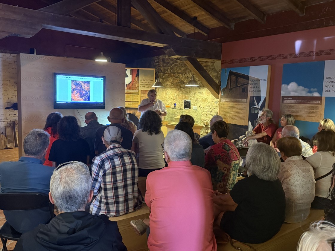 Unas 30 personas asisten en Pozondón a una charla de los Montes Universales