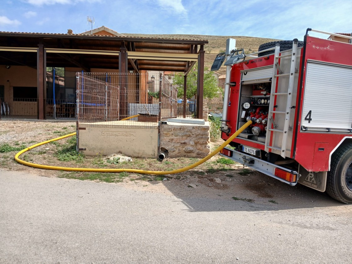 Los bomberos de la DPT han suministrado hasta finales de agosto 5,87 millones de litros de agua a municipios