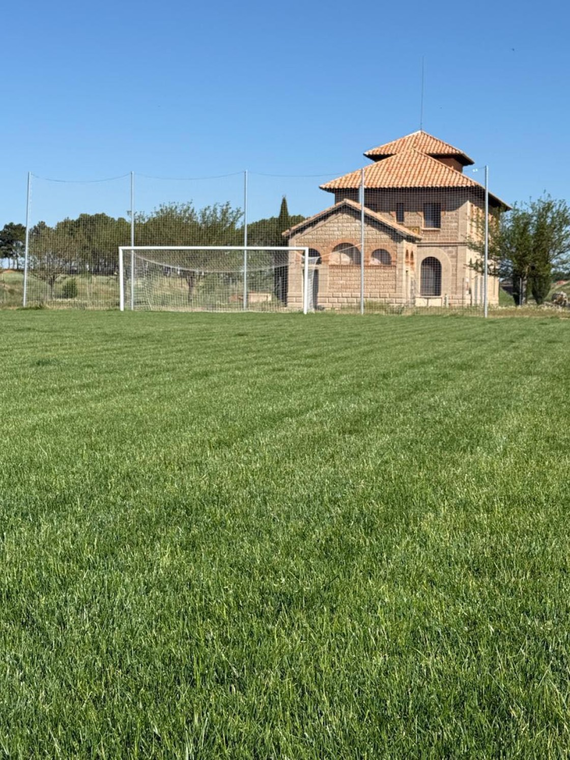 Las futbolistas de la UD Montecarlo hacen la pretemporada en Perales del Alfambra