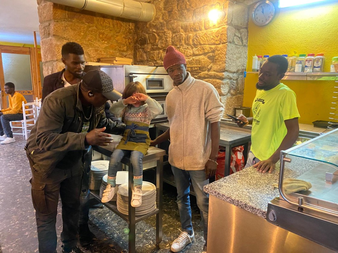 Lasana Coulibali, empleado en un establecimiento hostelero: “Era panadero en Mali y aquí es nuestro pizzero, tiene un interés infinito por trabajar”