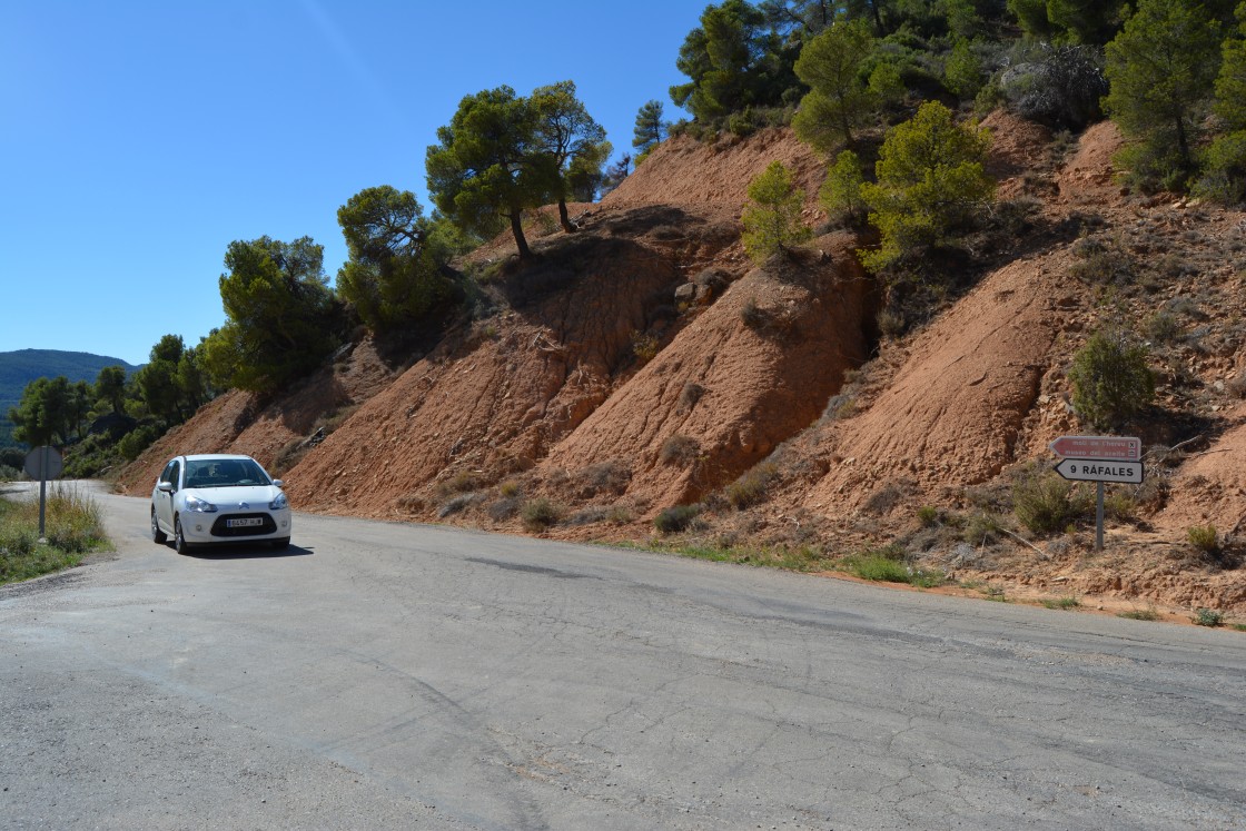 La Diputación de Teruel inicia el acondicionamiento de 860 metros de la carretera TE-V-3005 entre Ráfales y La Portellada
