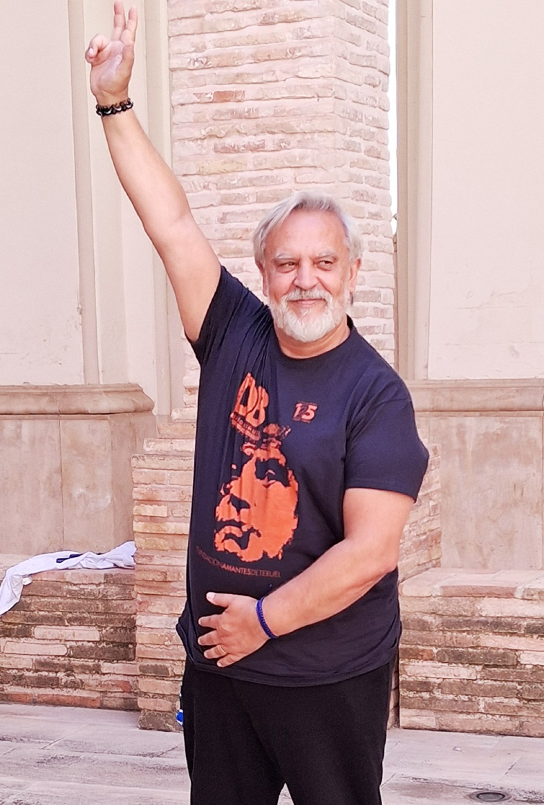 Enrique del Pozo, artista y padrino de uno de los equipos del VIII Rally Desafío Buñuel: “En este país a mucha gente  le importa una mierda la cultura porque también hace daño”