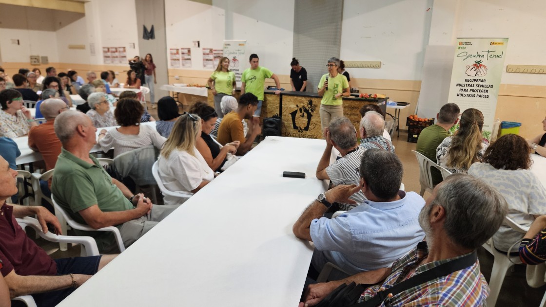 Un total de 130 personas participan en la jornada Toma Tomate en Santa Eulalia con Siembra Teruel