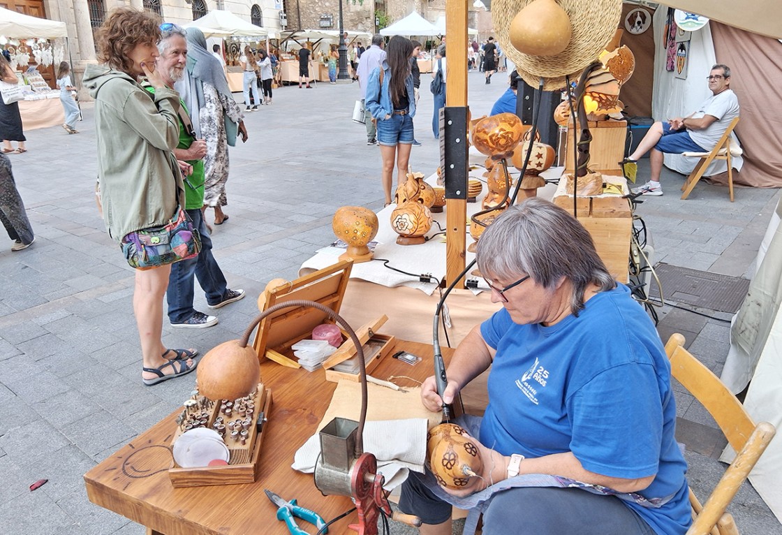 TradicionaTe transforma la plaza de la Catedral en una Feria de Artesanía