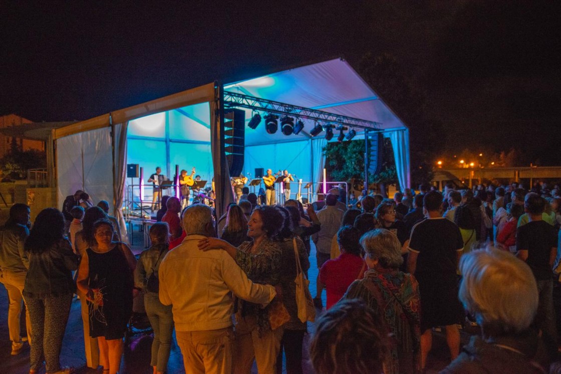 Asti queda ixo! va de la nostalgia al jolgorio y la reivindicación en su concierto de celebración