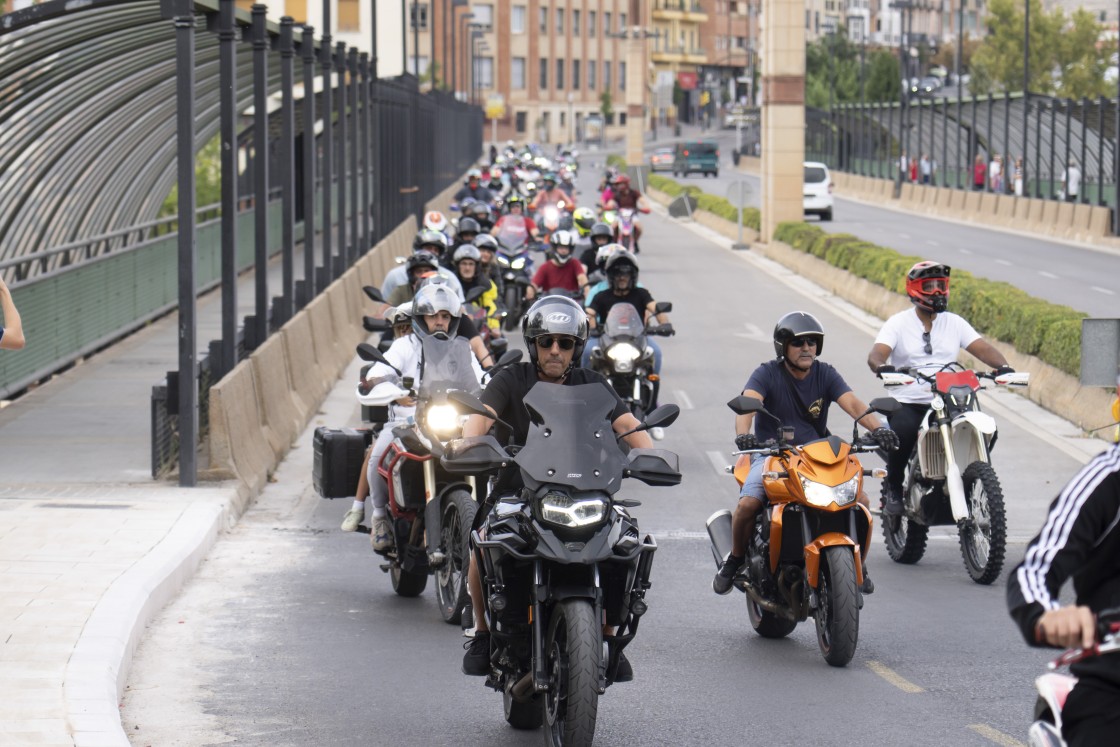 Doscientas motos hacen rugir sus motores en su tradicional paseo por las calles de Teruel
