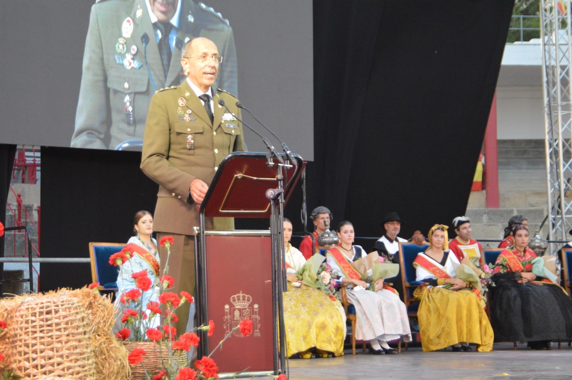 Fabón brinda el pregón a la quinta del 64 y los militares alcañizanos: “¡Siempre viva España!”