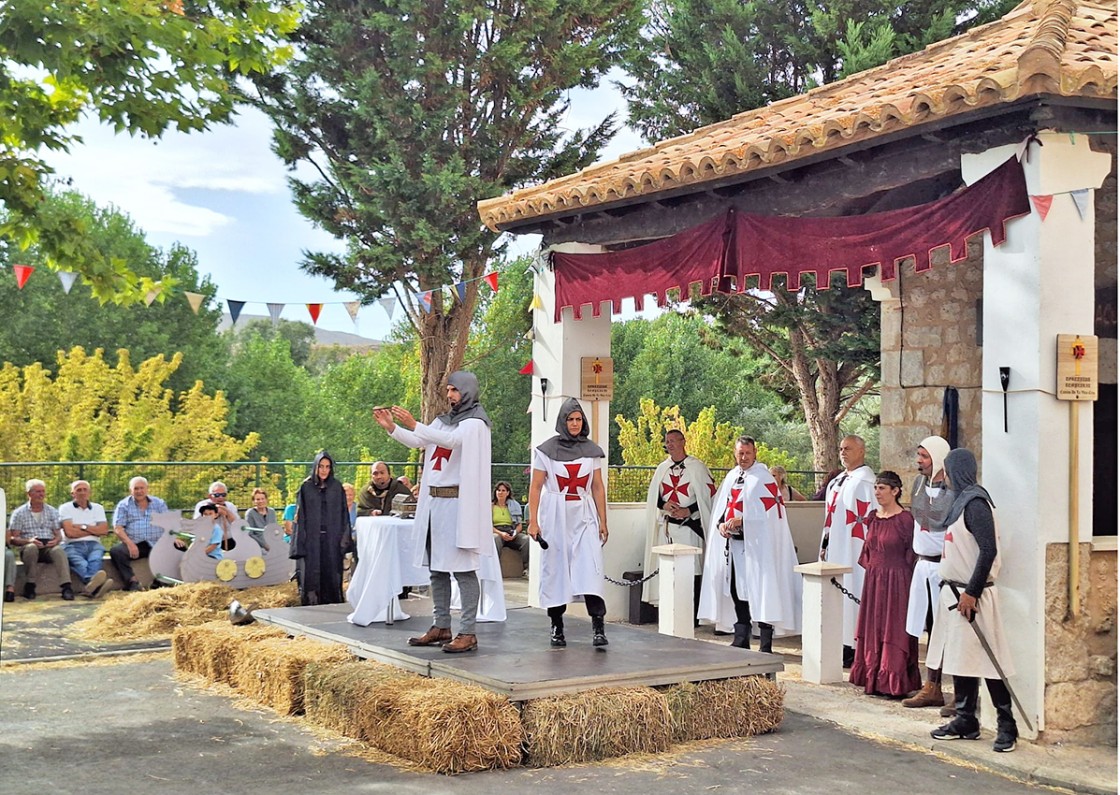 Los templarios pasan por Tortajada llevando entre sus manos a la Vera Cruz