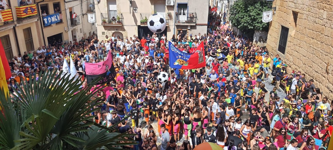 Andorra vive San Macario con carrozas, charanga, recorrido peñero y sardinas