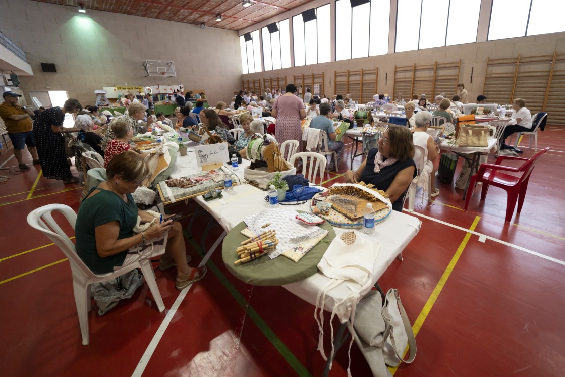 Las bolilleras turolenses muestran su destreza en el encuentro TradicionaTe