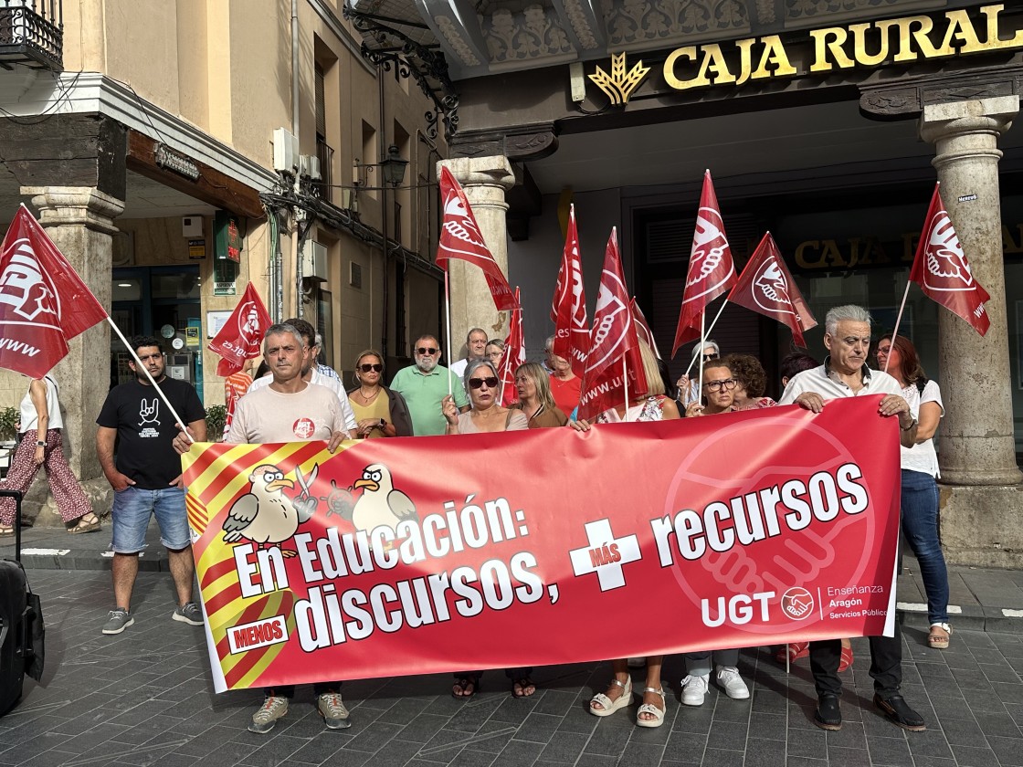 UGT reivindica más recursos educativos con una concentración en la plaza del Torico