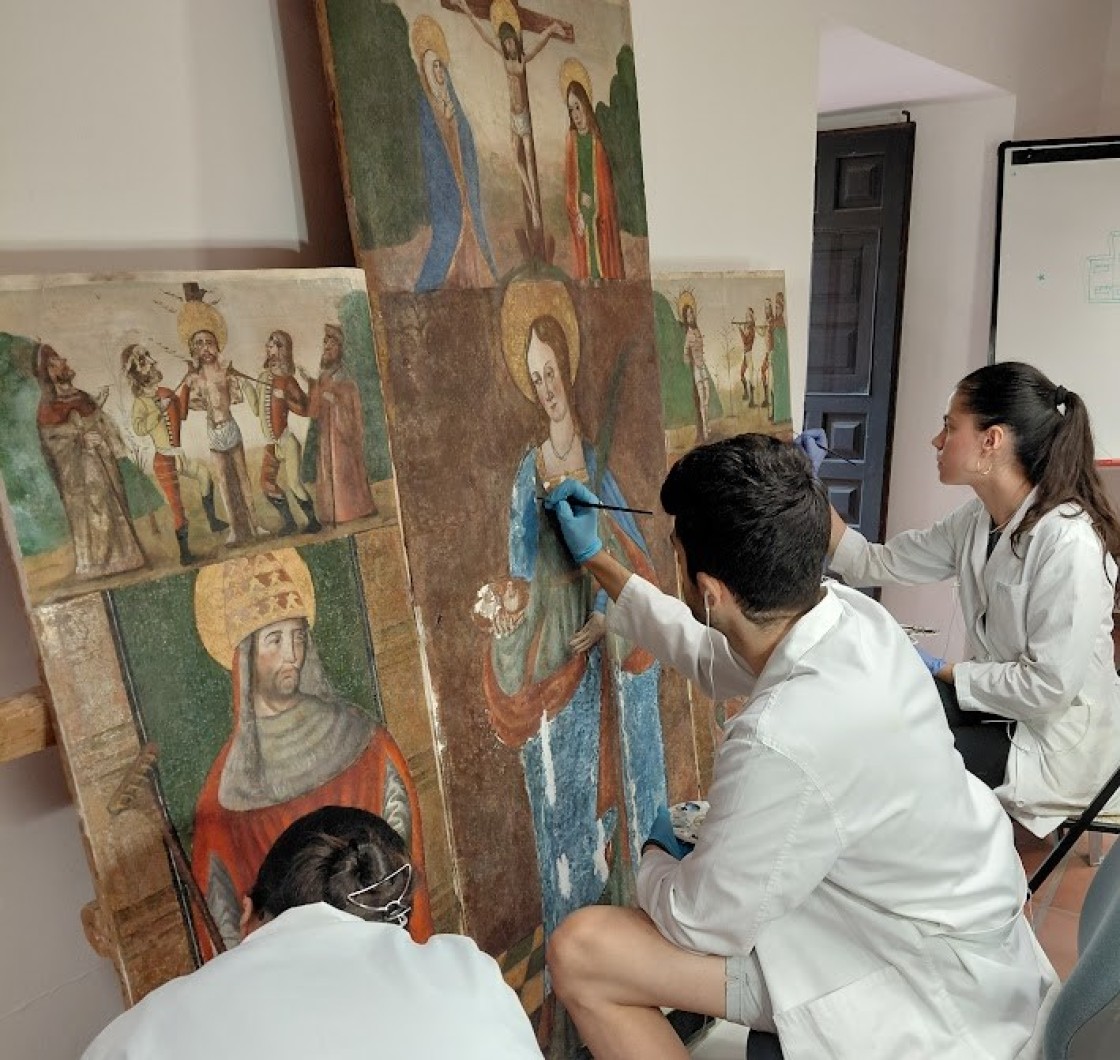 El retablo gótico del siglo XVI de Villar del Salz vuelve a la ermita tras su restauración