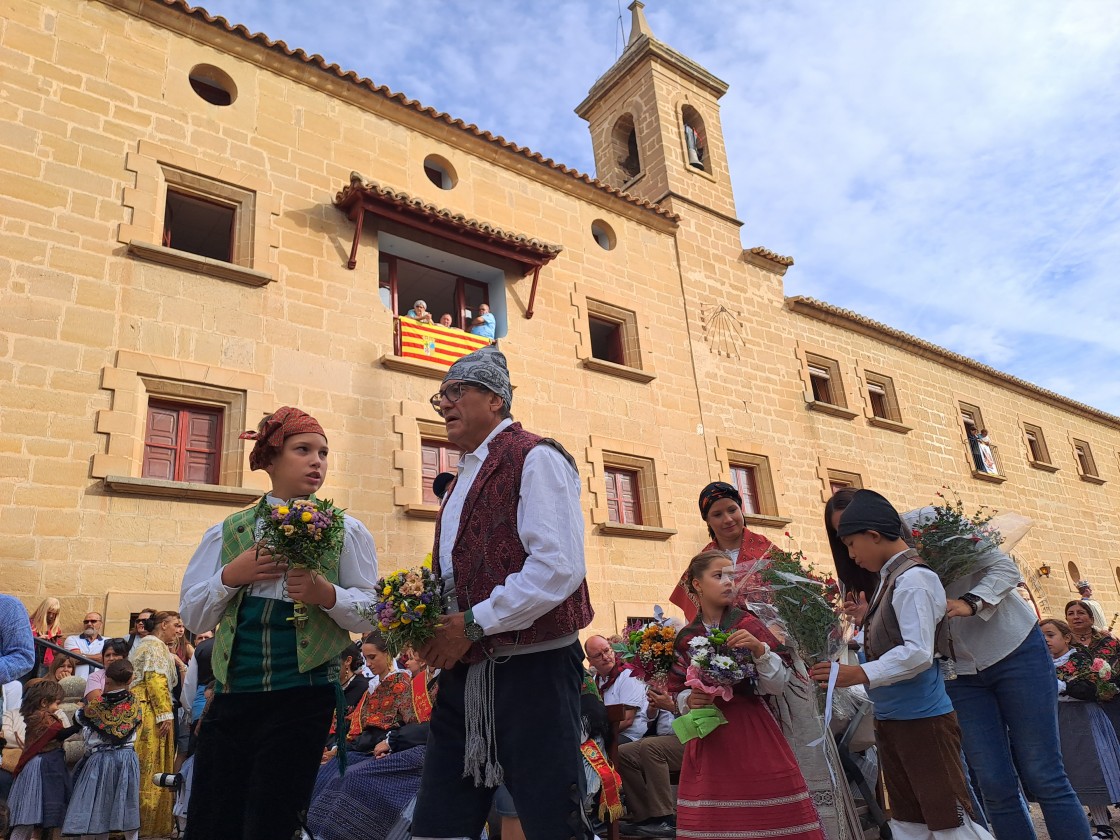 Alcañiz se rinde a los pies de su Virgen de los Pueyos en la tradicional ofrenda de flores