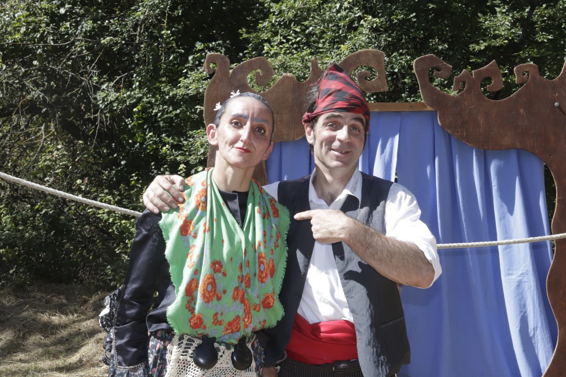 Noche Diéguez y Javier Franco, artistas circenses y joteros: “Nos encanta esta provincia porque se nota que en los pueblos hay una vida muy auténtica”