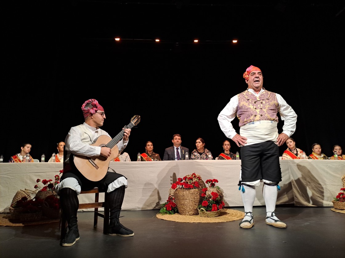 Los alcañizanos ausentes protestan por el estado ruinoso  y sucio de parte del casco antiguo durante la recepción de fiestas
