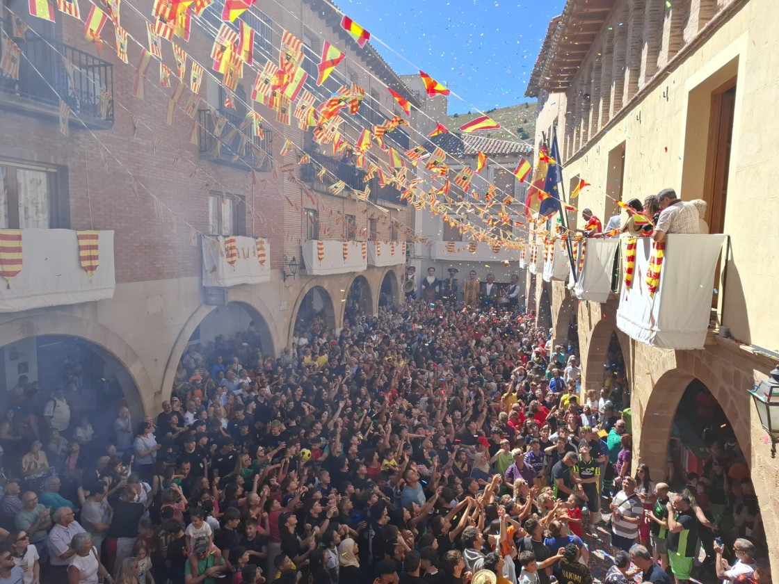 Alcorisa inicia sus fiestas con un chupinazo multitudinario en la plaza de Los Arcos