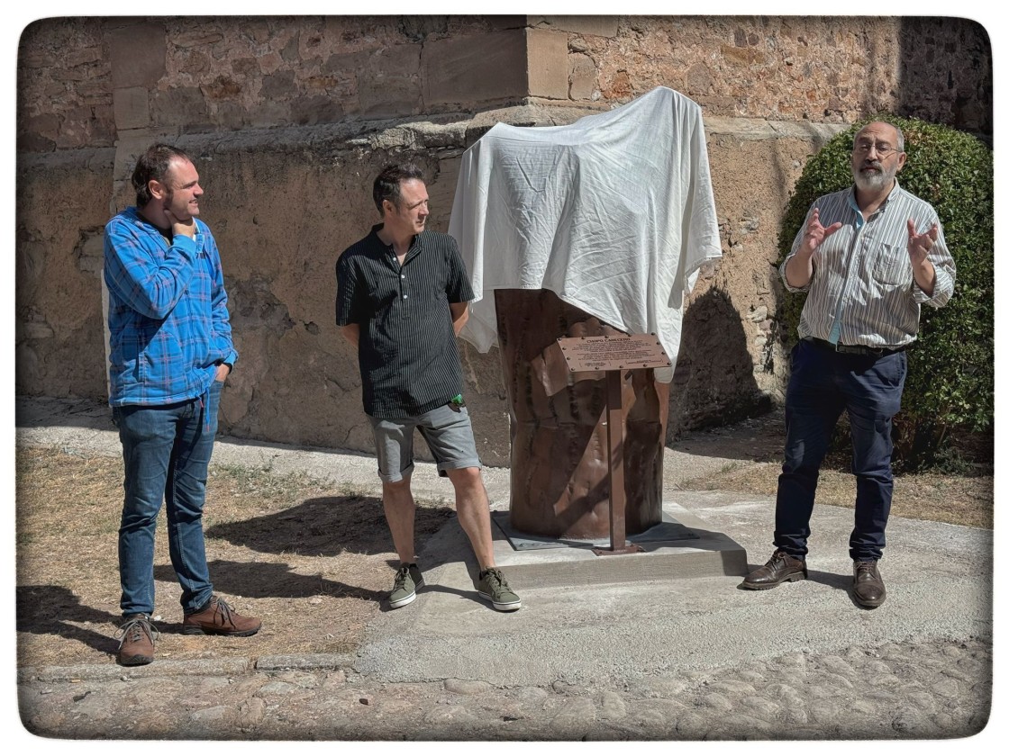 Monteagudo del Castillo honra al chopo cabecero con una escultura