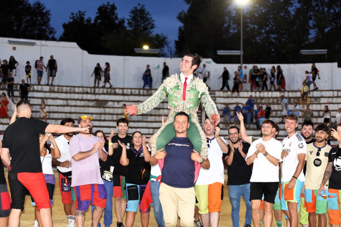 Daniel Pérez abre la puerta grande  de Andorra al desorejar a su rival