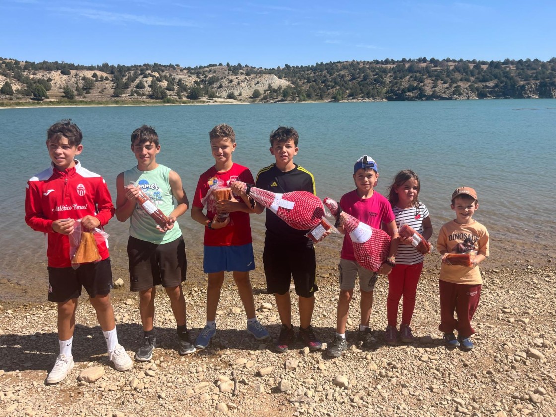 Alex Rasvan se lleva el trofeo del Jamón de la Sociedad de Pescadores de Teruel