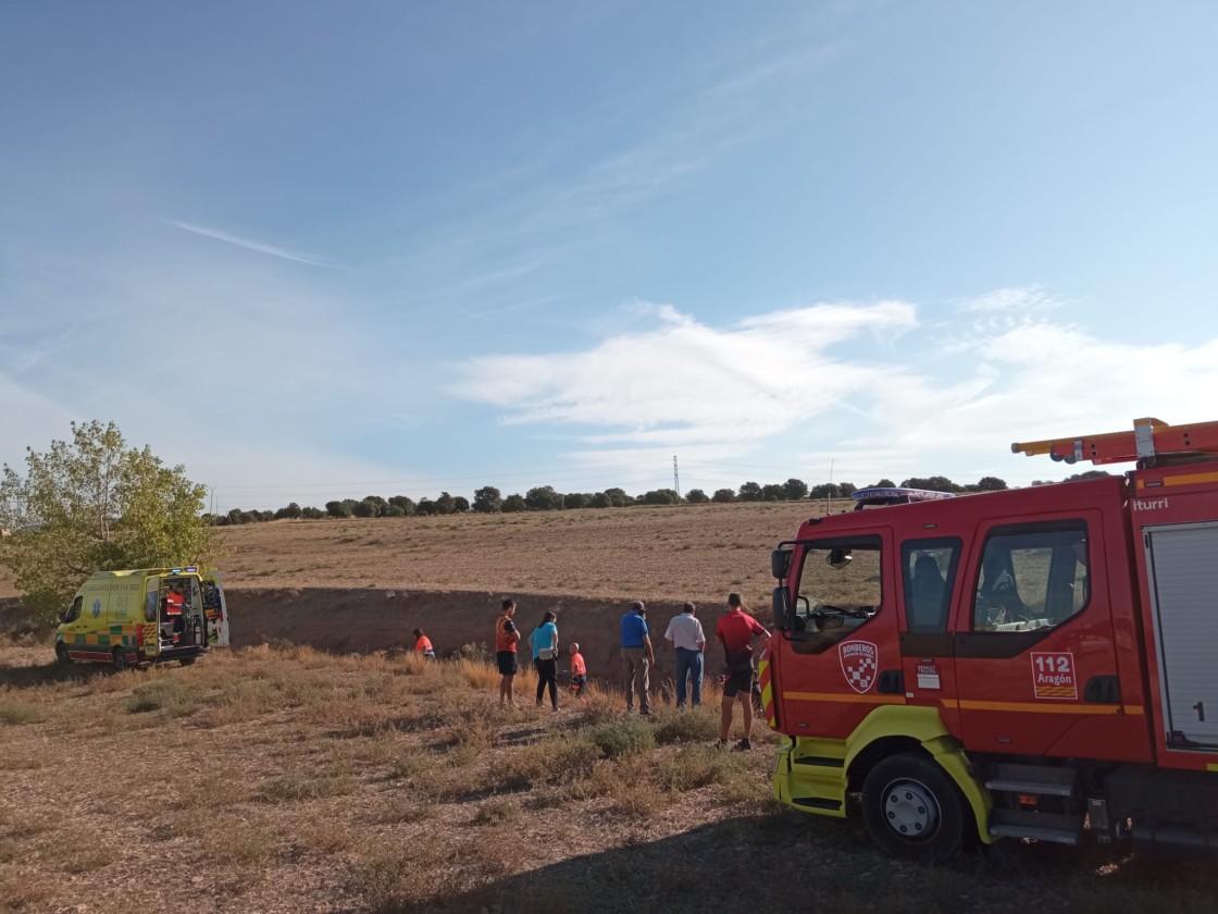 Bomberos de la DPT rescatan a un senderista herido tras caer a una rambla en Concud