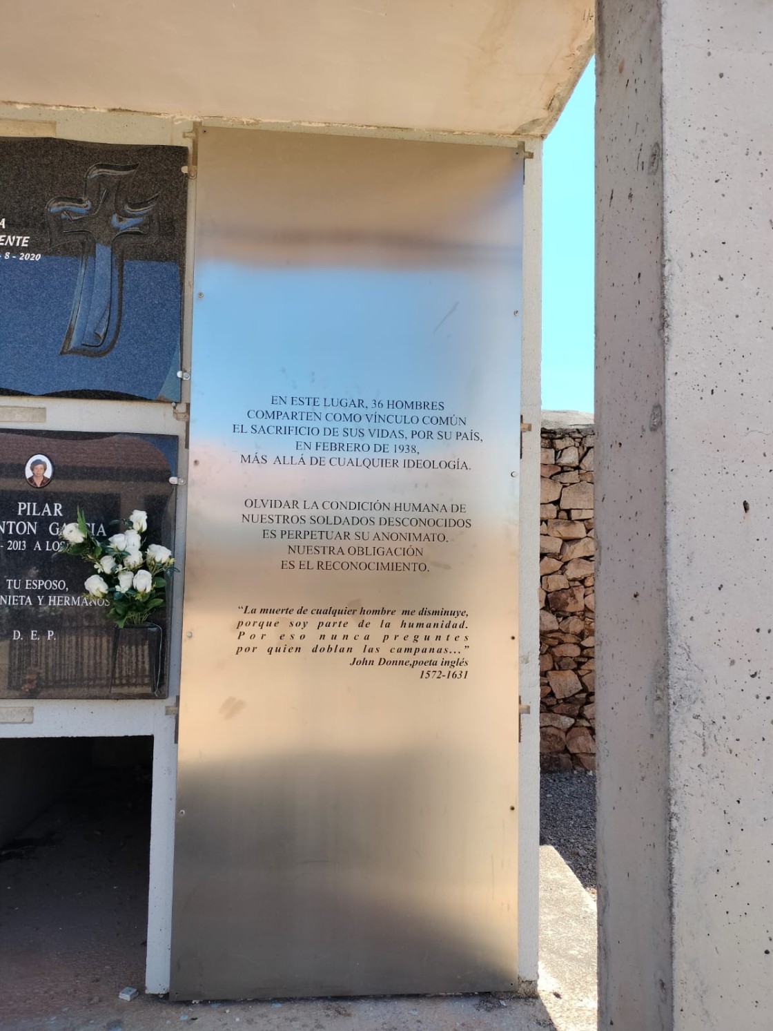 Comienza la toma de muestras para identificar los restos de doce personas de una fosa en Singra