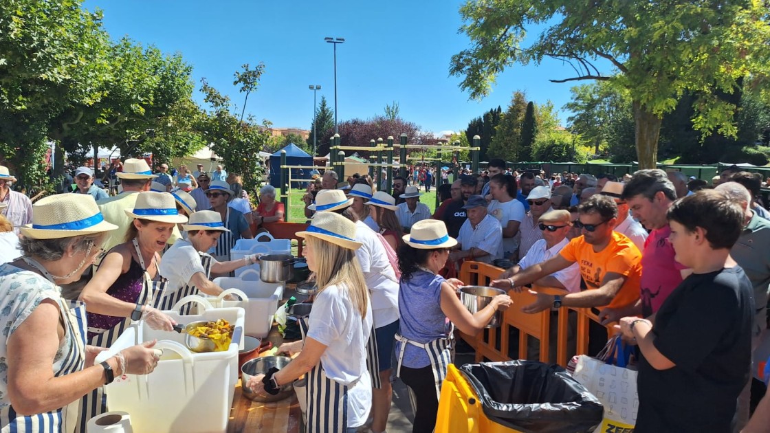 La multitudinaria comida popular volvió a ser el acto estrella en la 24ª Feria de la Patata de Cella