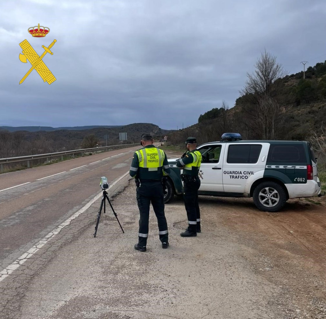 La Guardia Civil investiga a un conductor que, tras sufrir un accidente en el Pobo, abandonó el lugar al carecer de permiso de conducir por pérdida de puntos