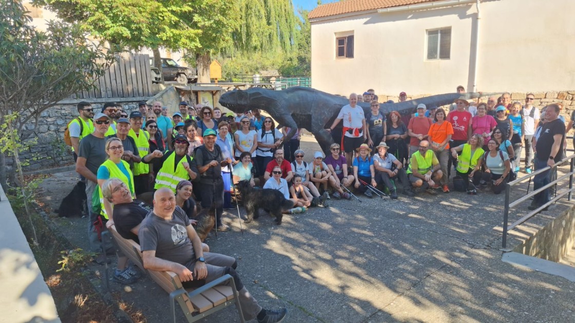 Un centenar de senderistas realizan las rutas propuestas en El Castellar