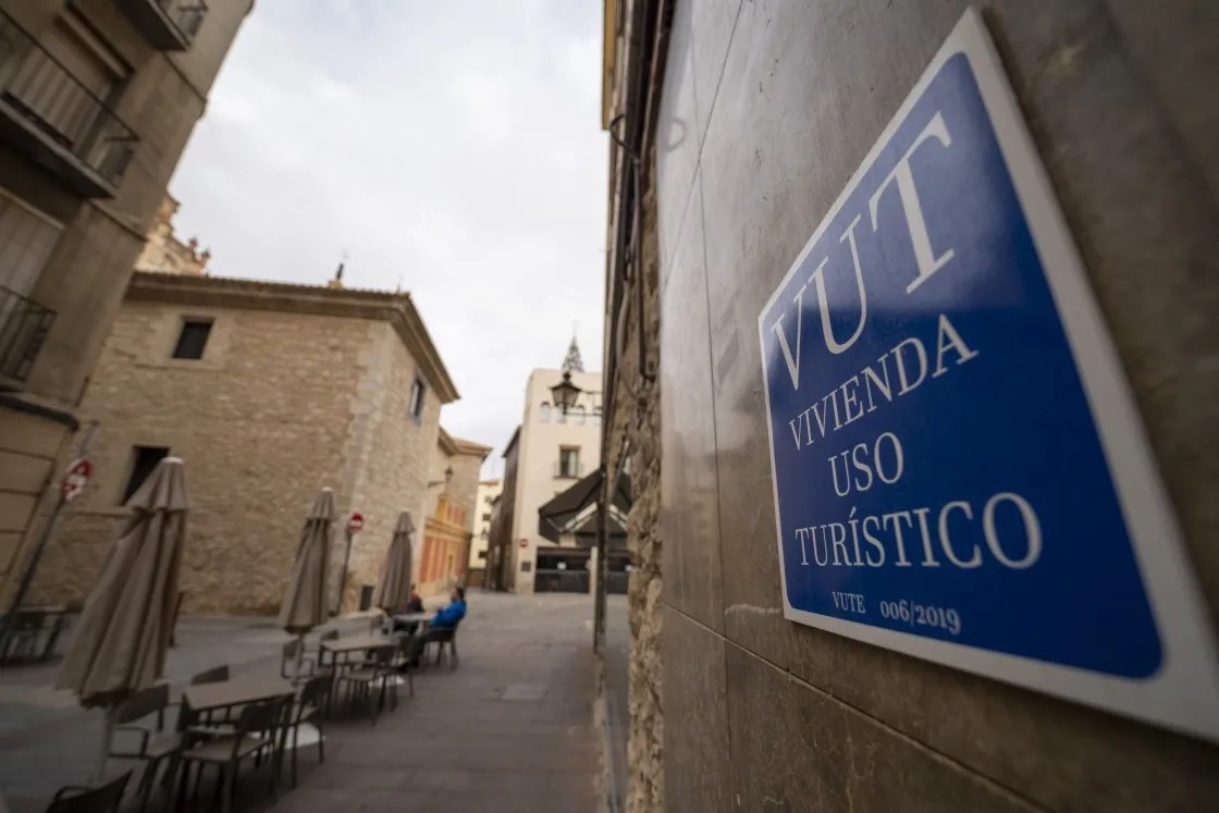 La alcaldesa pone en duda que los pisos turísticos ilegales se vayan a incorporar al mercado de alquiler