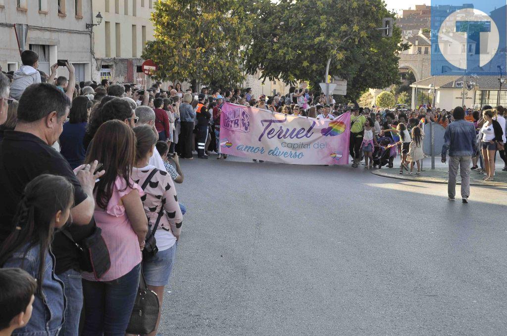 Masivo apoyo a la primera edición del desfile del orgullo gay en Teruel